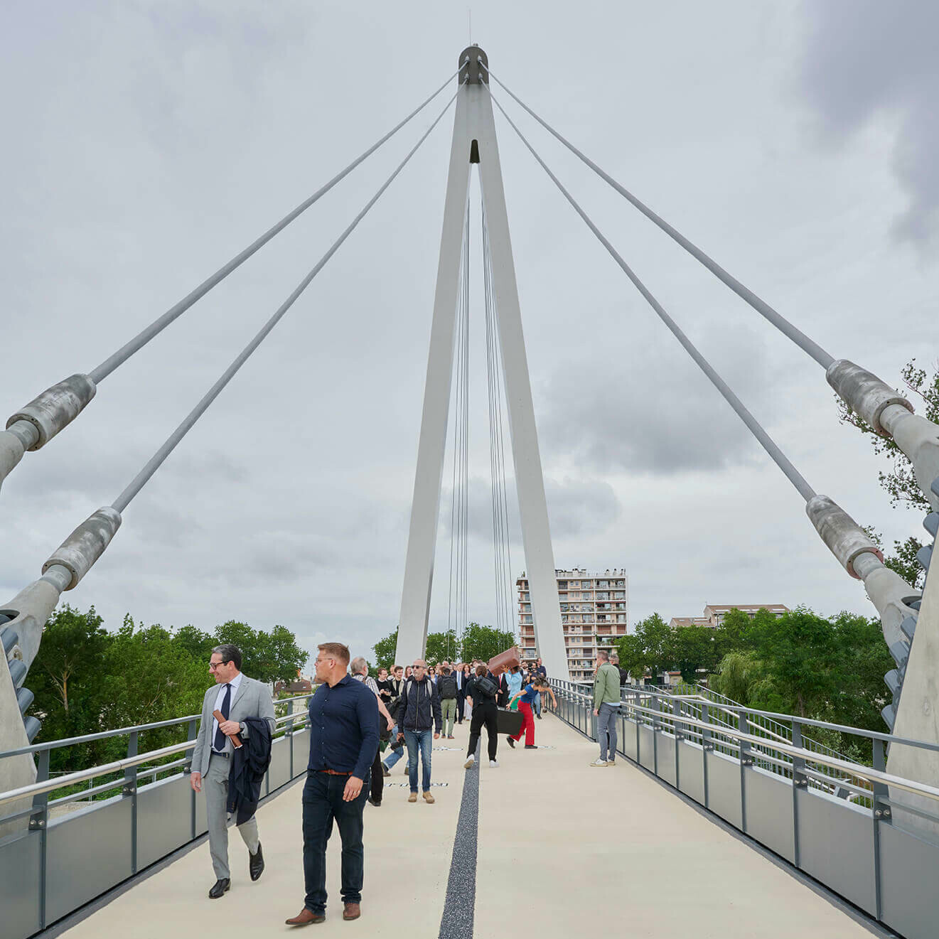 La passerelle piétonne Robert Poujade à Toulouse est officiellement inaugurée / GRIMSHAW