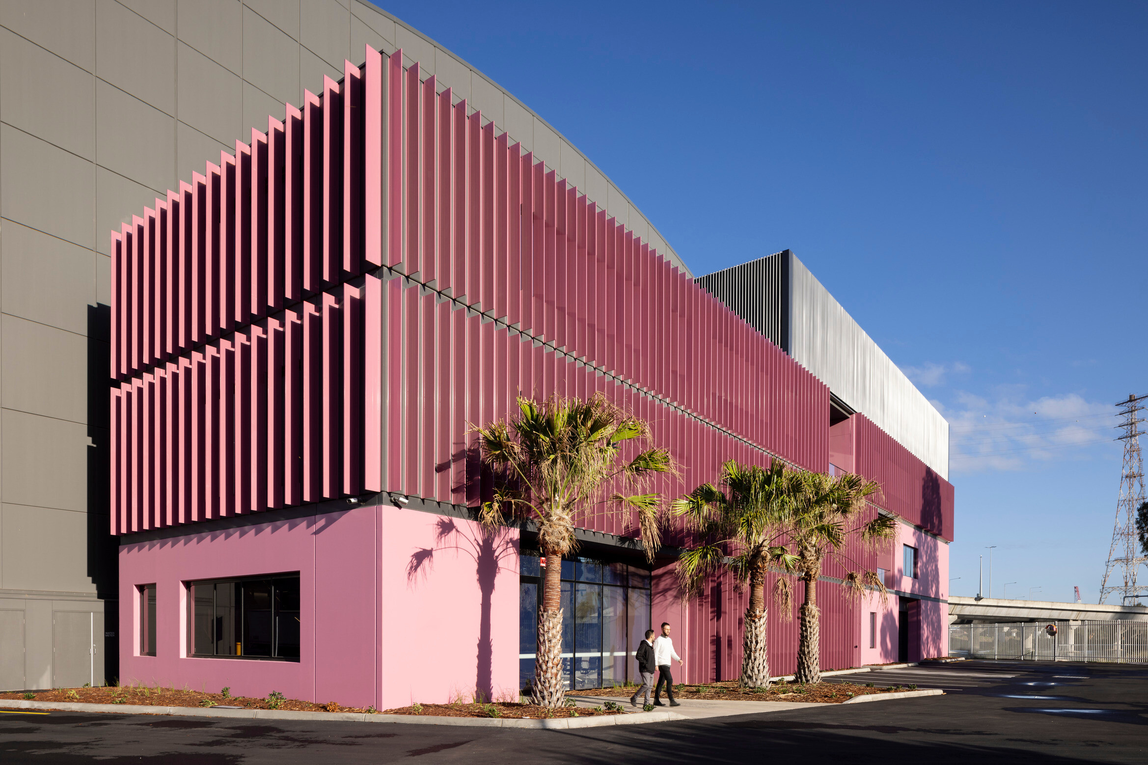 One of the largest in the Southern Hemisphere, Sound Stage 6 is  now ready to roll at Docklands Studios Melbourne. / GRIMSHAW