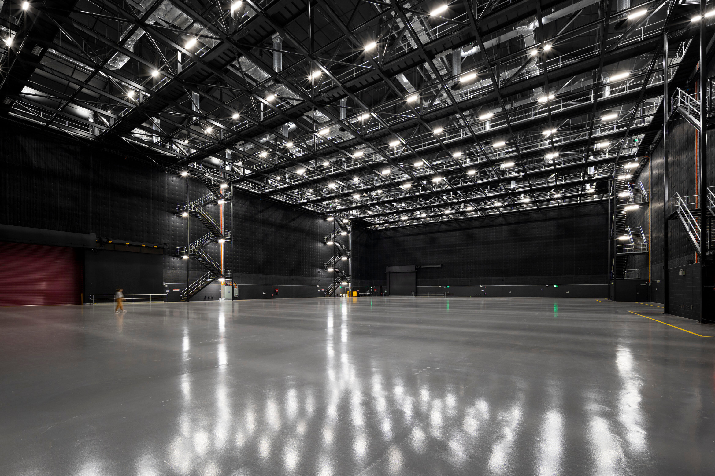 One of the largest in the Southern Hemisphere, Sound Stage 6 is  now ready to roll at Docklands Studios Melbourne. / GRIMSHAW