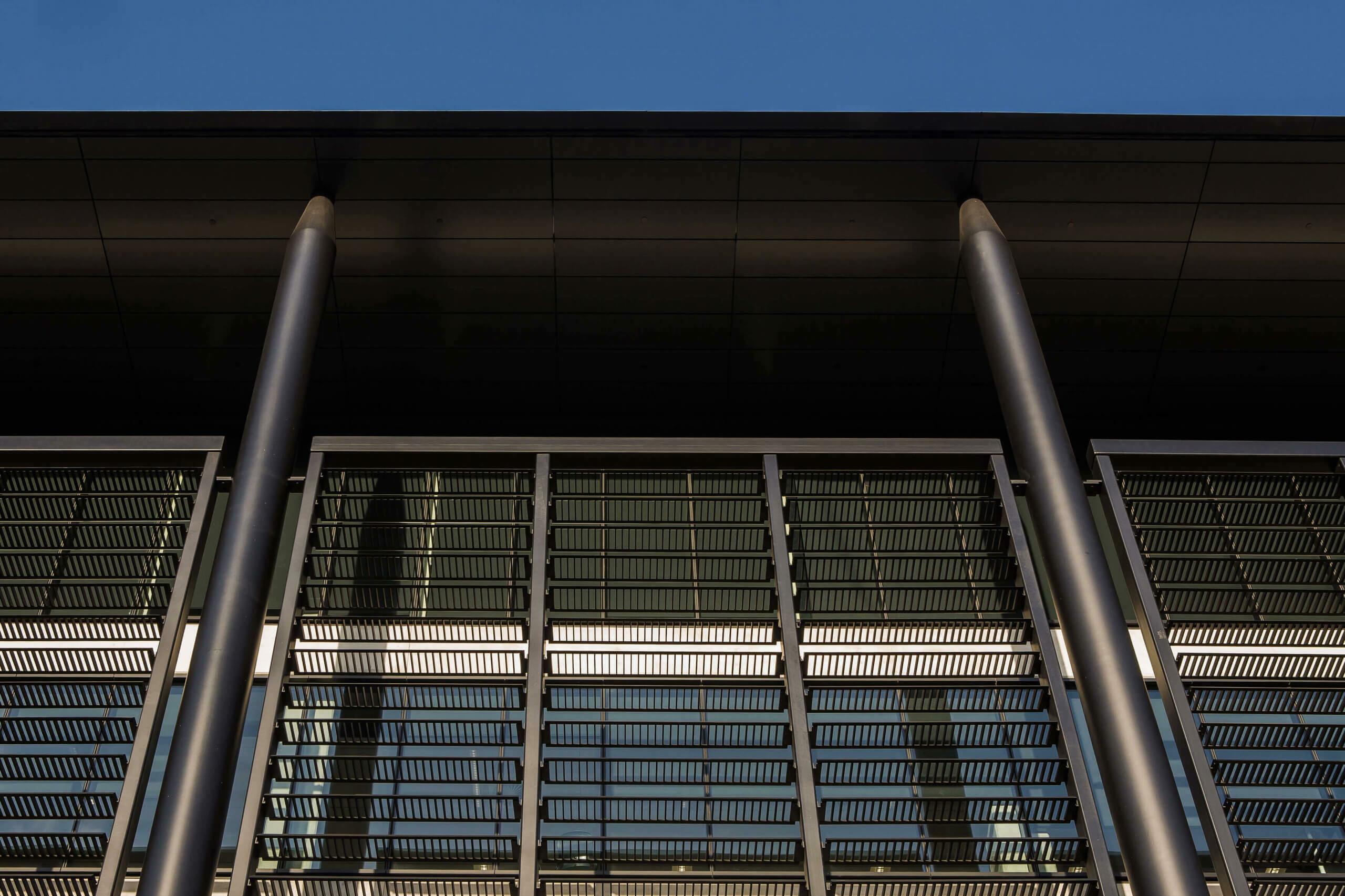 F23 Administration Building / GRIMSHAW