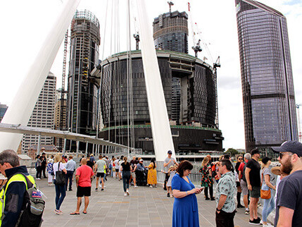 Neville Bonner Bridge first walk welcomes 500 pedestrians for preview experience / GRIMSHAW