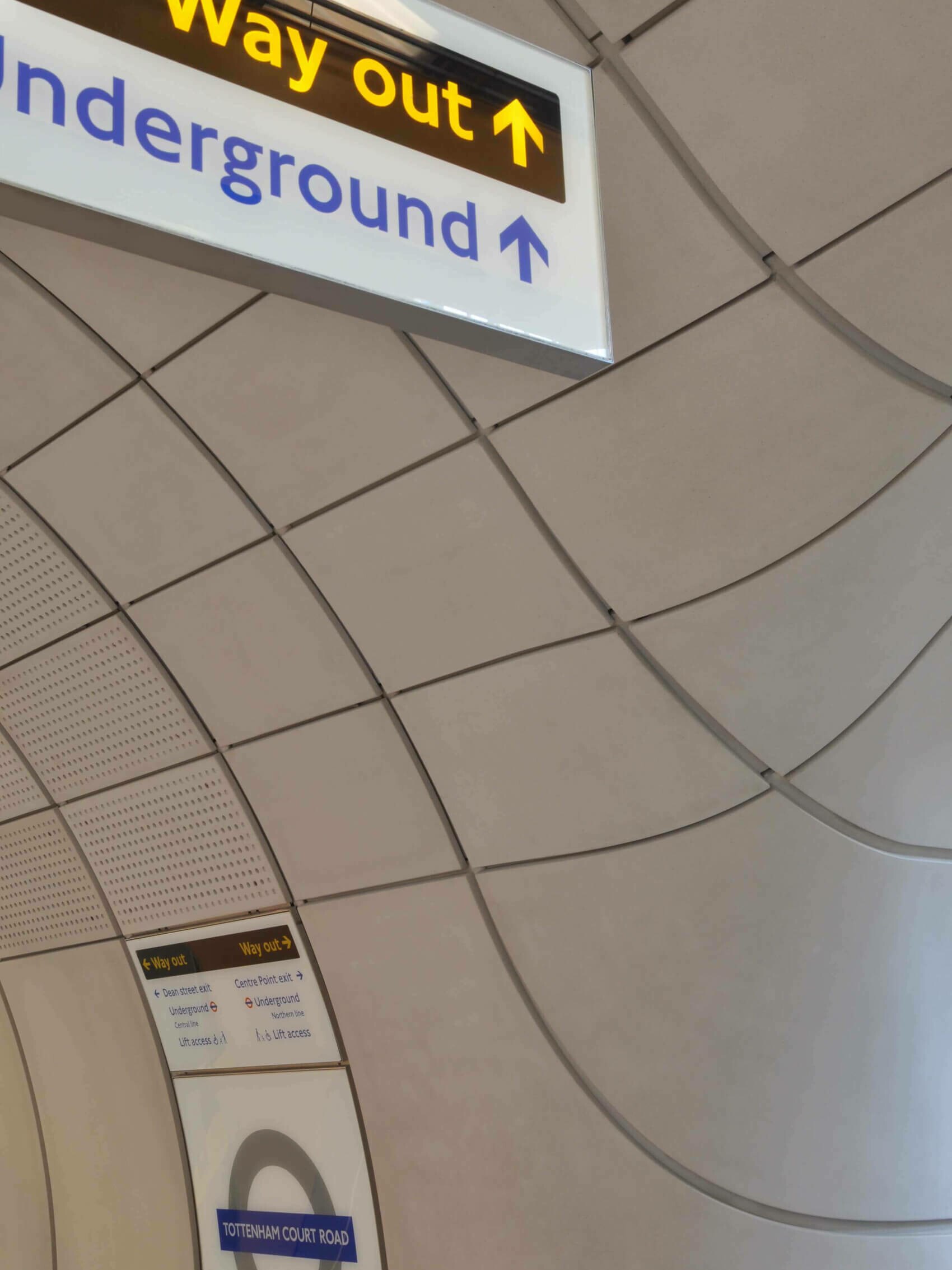 Elizabeth line Signage and Wayfinding / GRIMSHAW