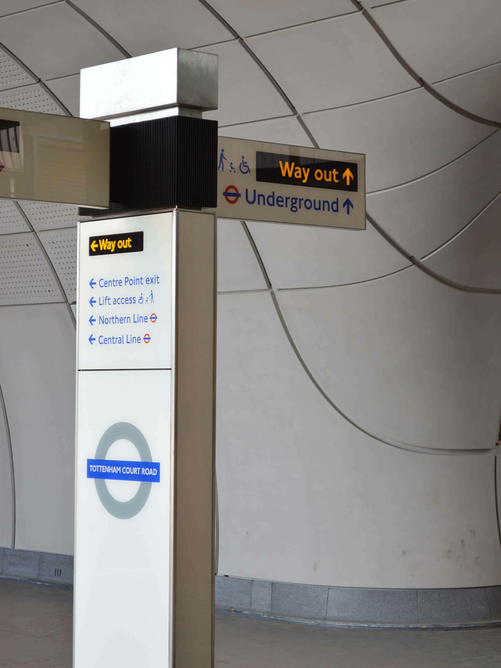 Elizabeth line Signage and Wayfinding / GRIMSHAW