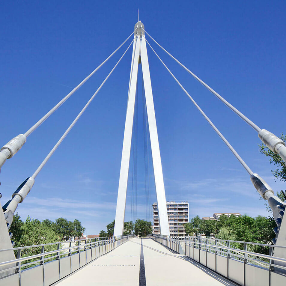 La passerelle piétonne Robert Poujade à Toulouse est officiellement inaugurée / GRIMSHAW