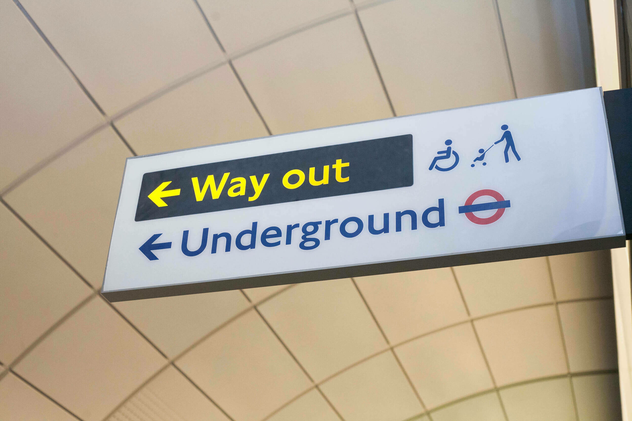 Elizabeth line Signage and Wayfinding / GRIMSHAW