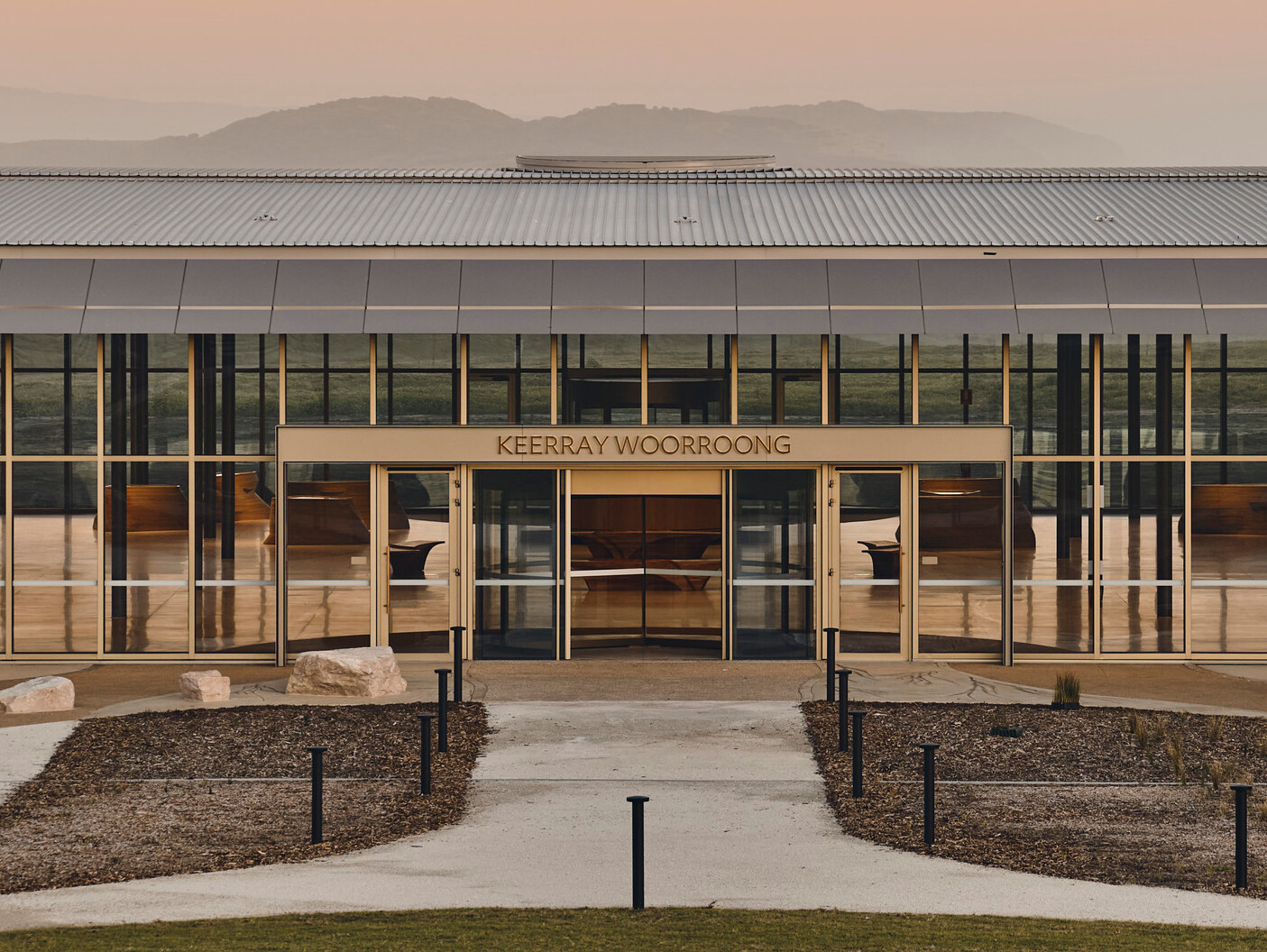 Keerray Woorroong Visitor Centre opens / GRIMSHAW