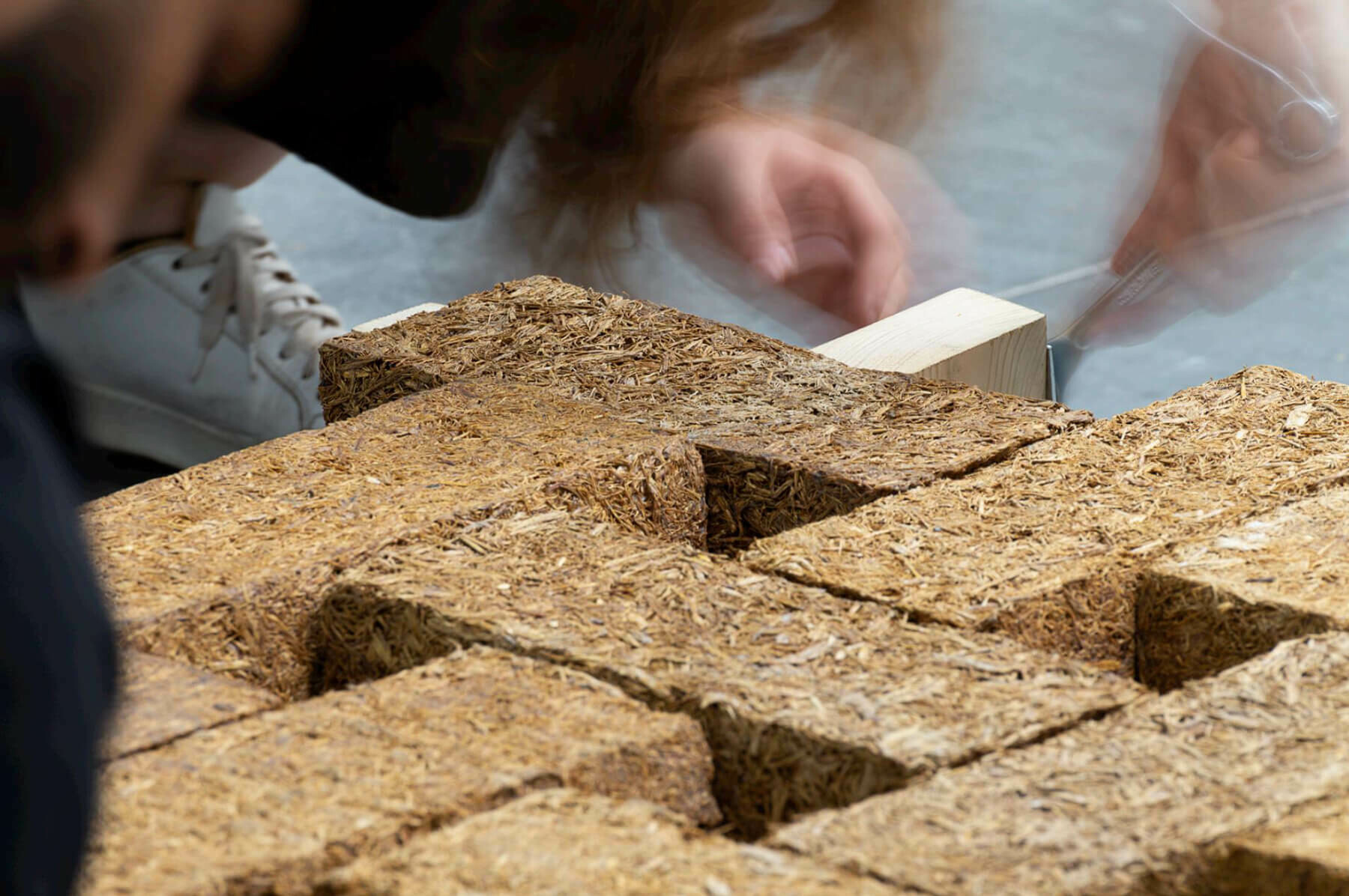L’Université d'East London dévoile Sugarcrete™, un nouveau matériau de construction à faible coût et bas carbone élaboré à partir de déchets de la production de sucre de canne / GRIMSHAW