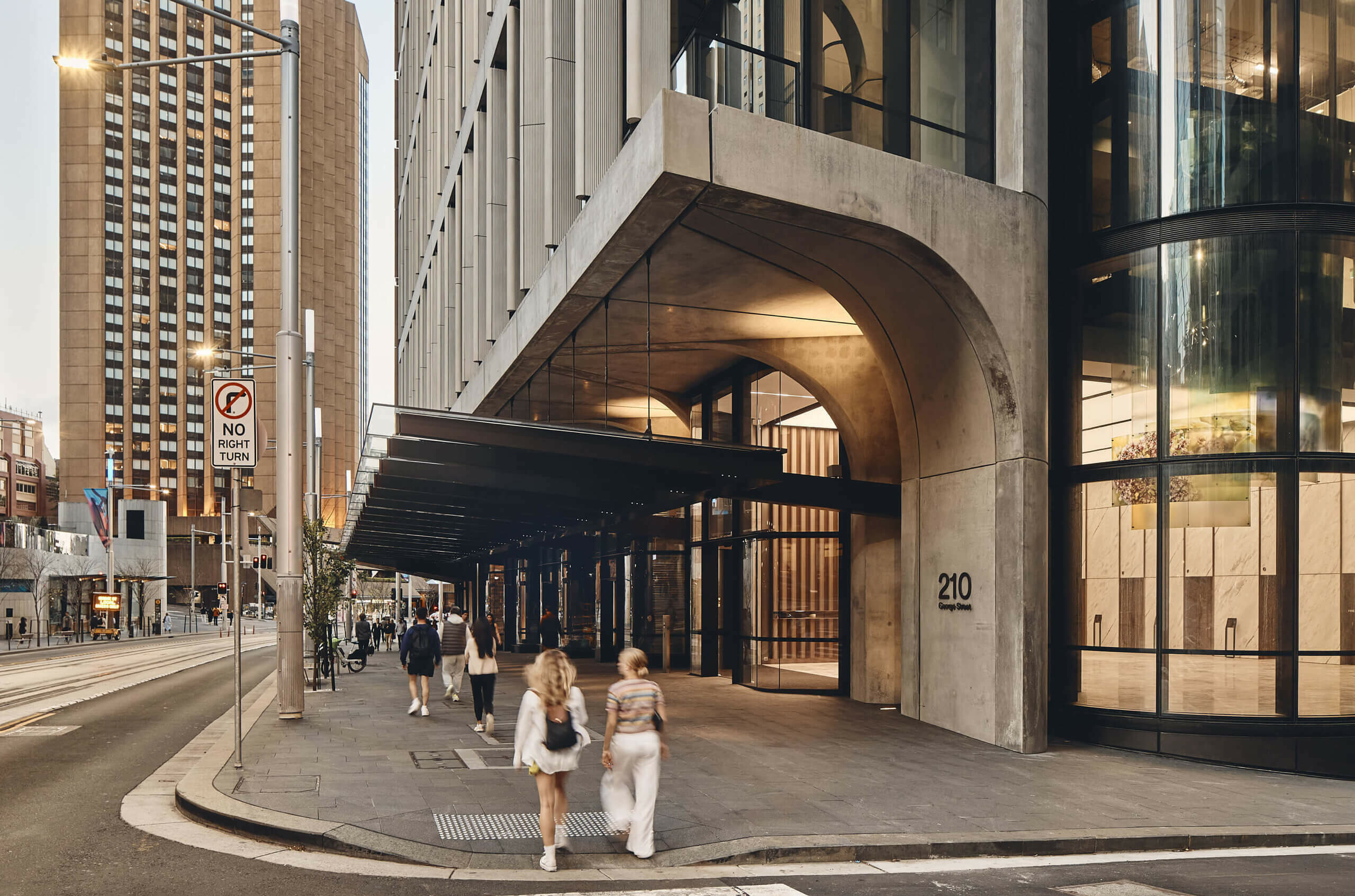 Poly Centre, 210 George Street / GRIMSHAW