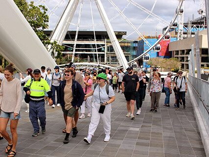 Neville Bonner Bridge first walk welcomes 500 pedestrians for preview experience / GRIMSHAW