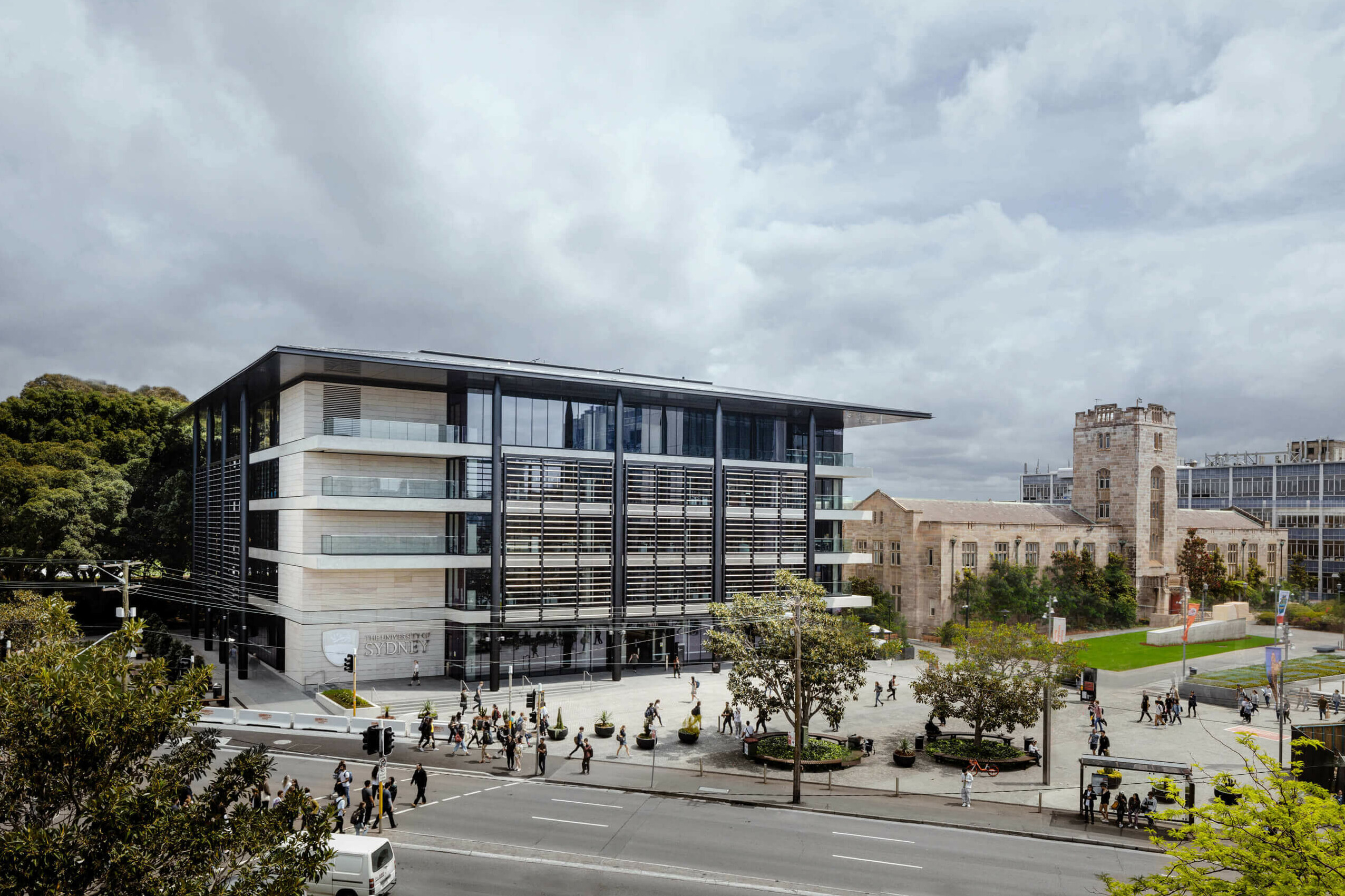 F23 Administration Building / GRIMSHAW
