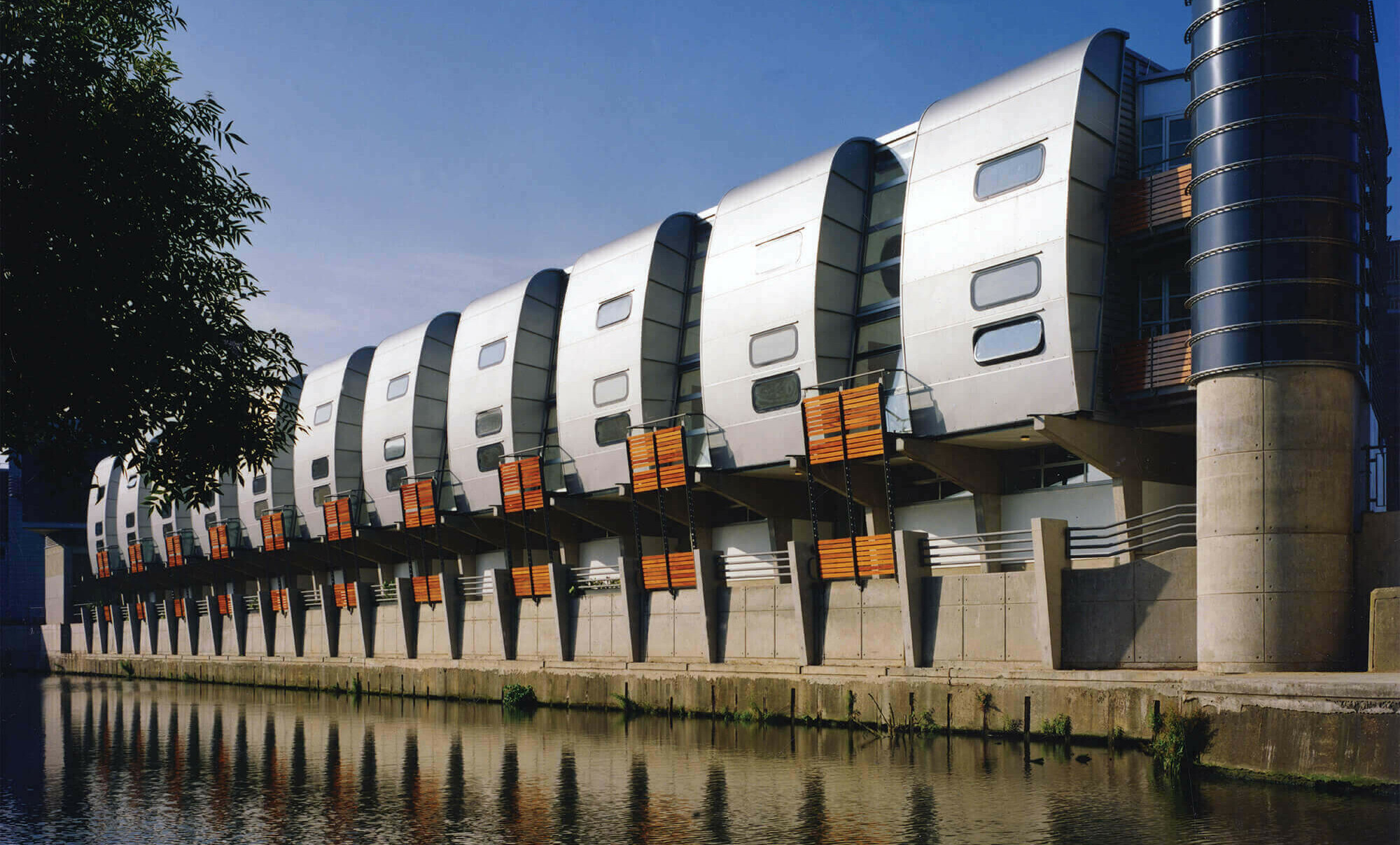 Grand Union Canal Walk Housing / GRIMSHAW