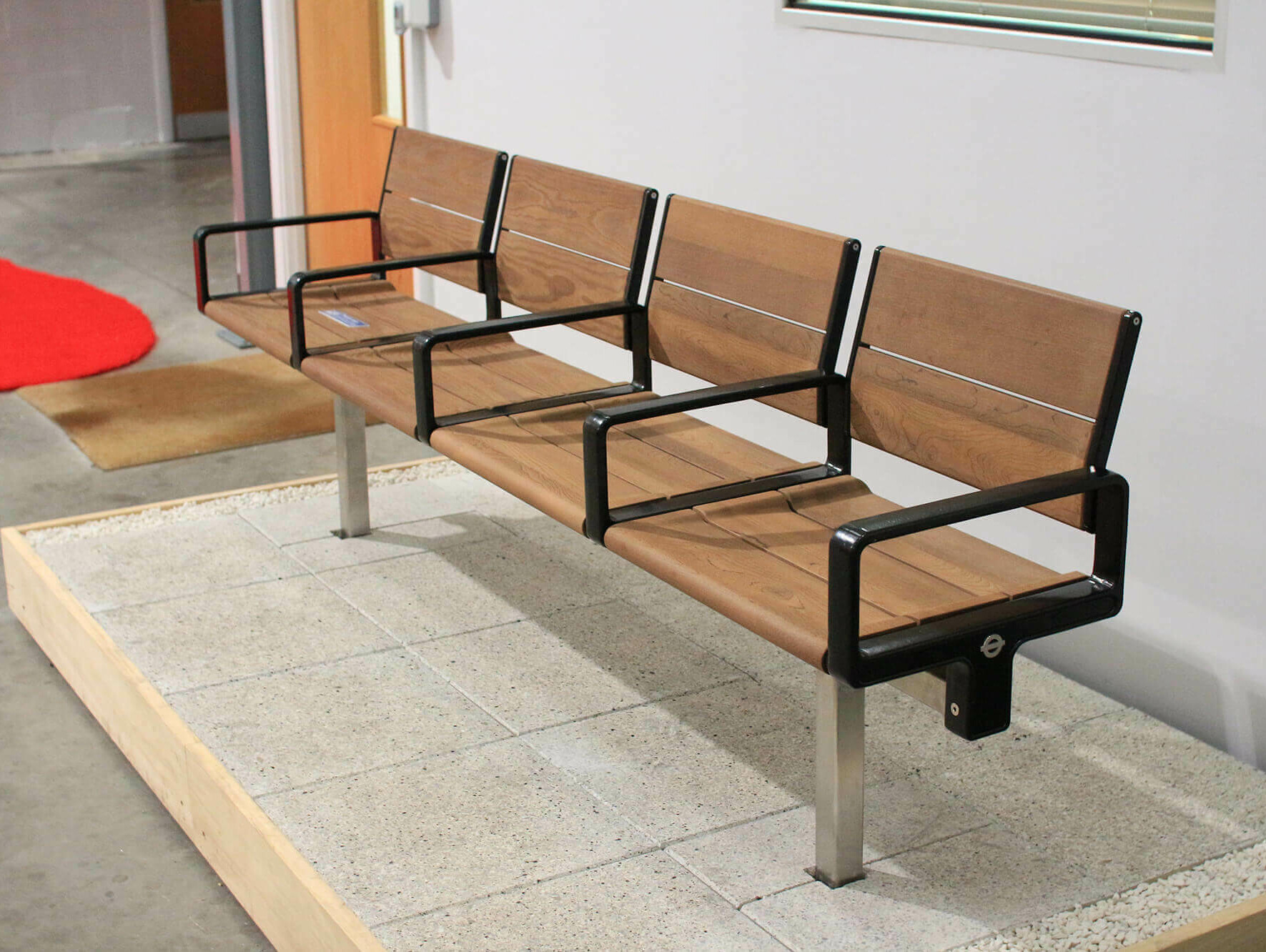 Elizabeth line Station Benches & Lean-bar / GRIMSHAW
