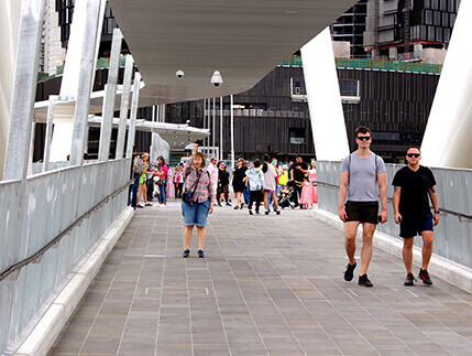 Neville Bonner Bridge first walk welcomes 500 pedestrians for preview experience / GRIMSHAW