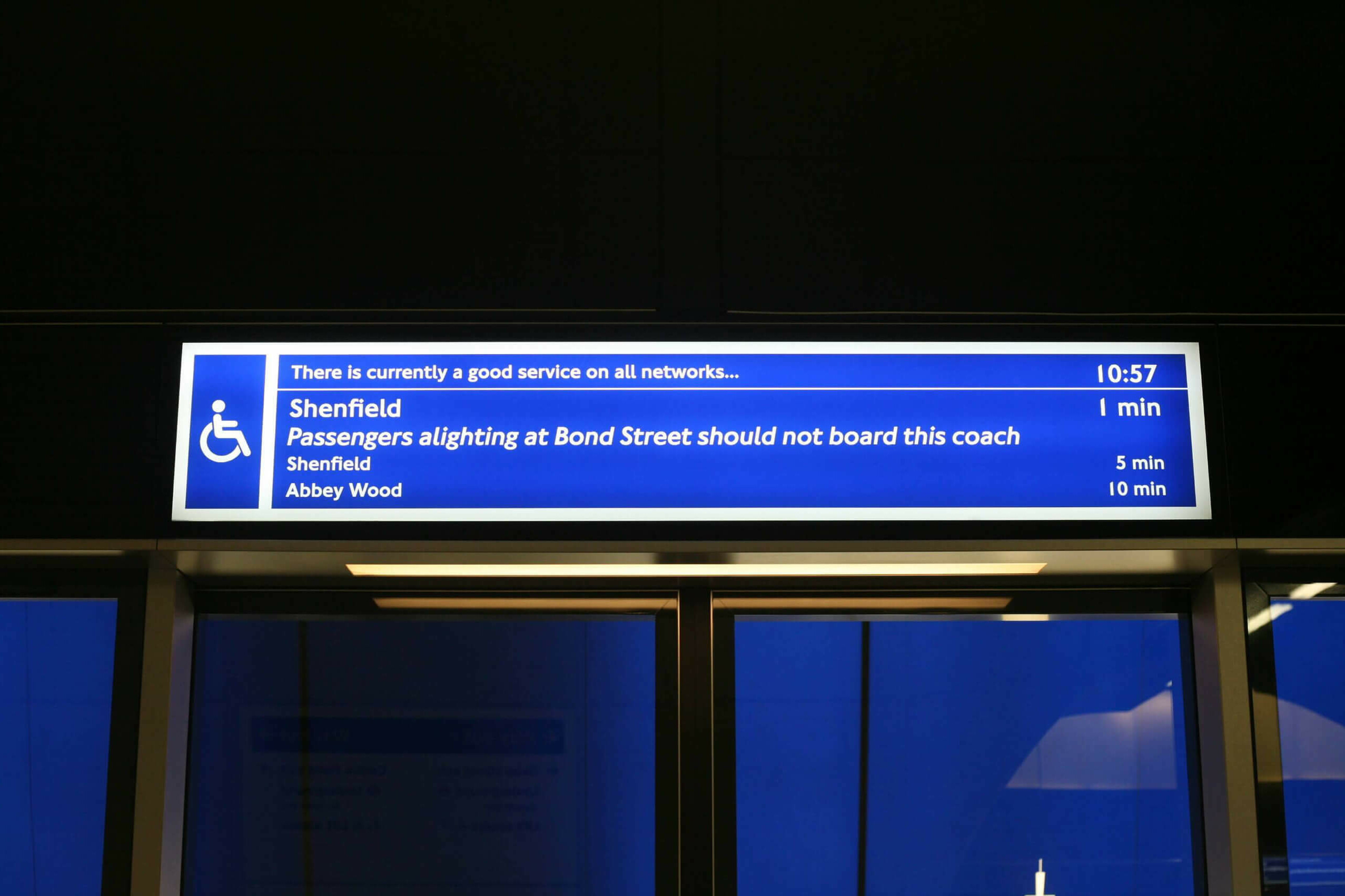Elizabeth line Signage and Wayfinding / GRIMSHAW