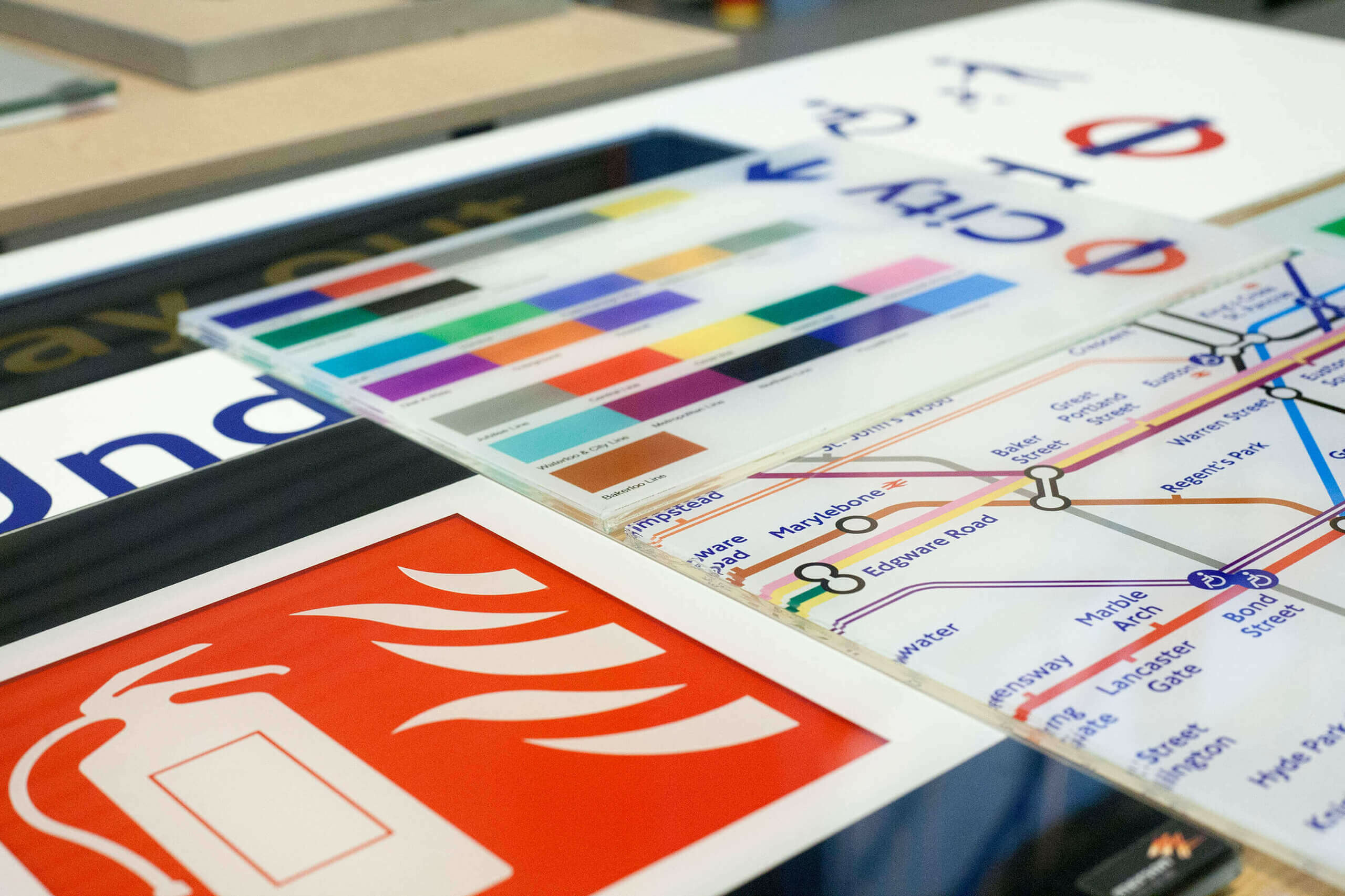 Elizabeth line Signage and Wayfinding / GRIMSHAW