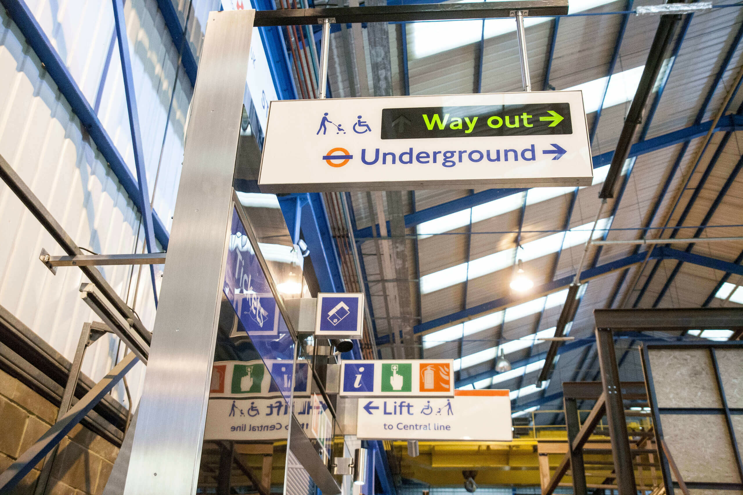 Elizabeth line Signage and Wayfinding / GRIMSHAW