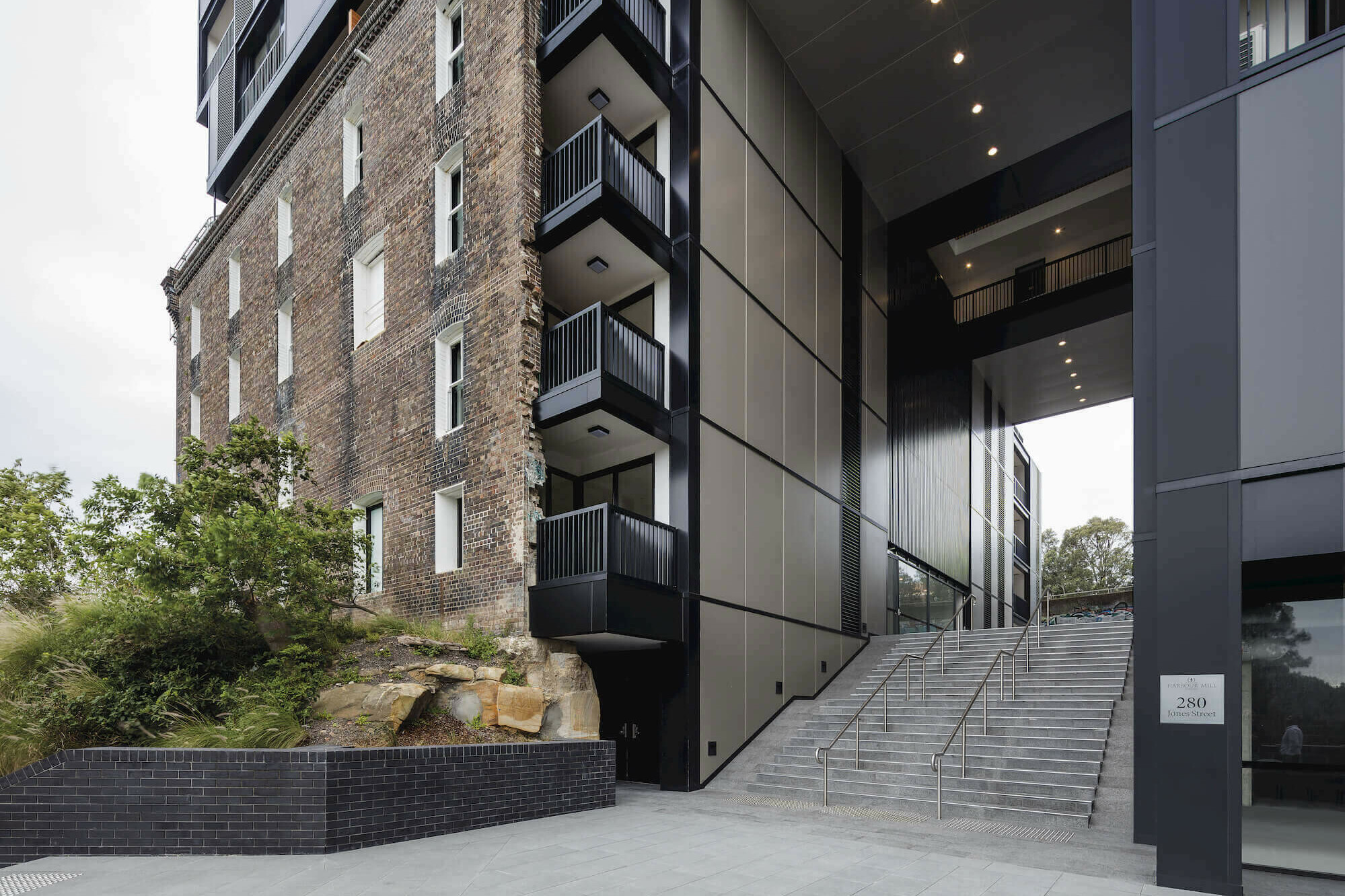 Harbour Mill Apartments / GRIMSHAW