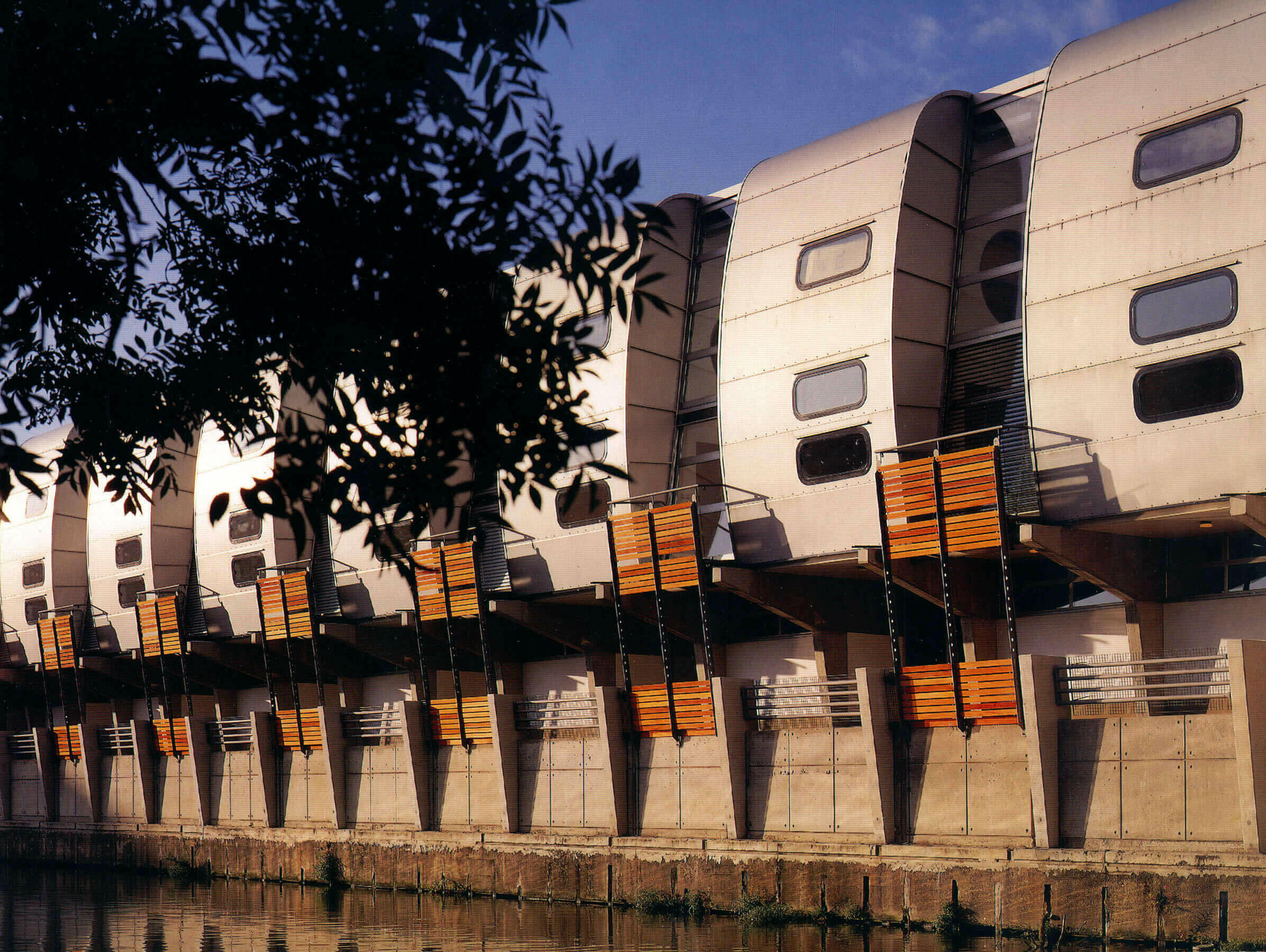 Grand Union Canal Walk Housing / GRIMSHAW