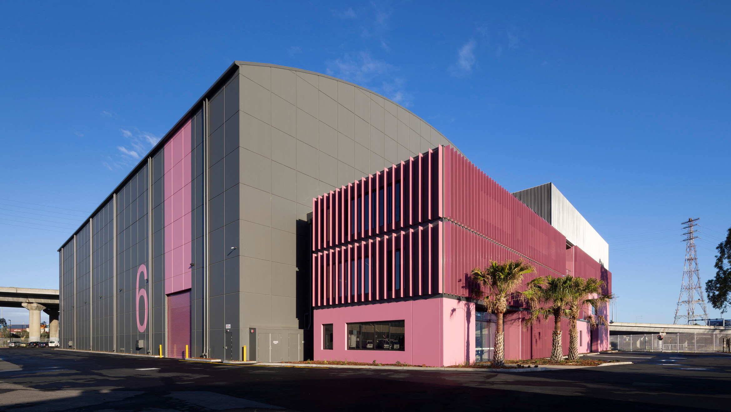 One of the largest in the Southern Hemisphere, Sound Stage 6 is  now ready to roll at Docklands Studios Melbourne. / GRIMSHAW