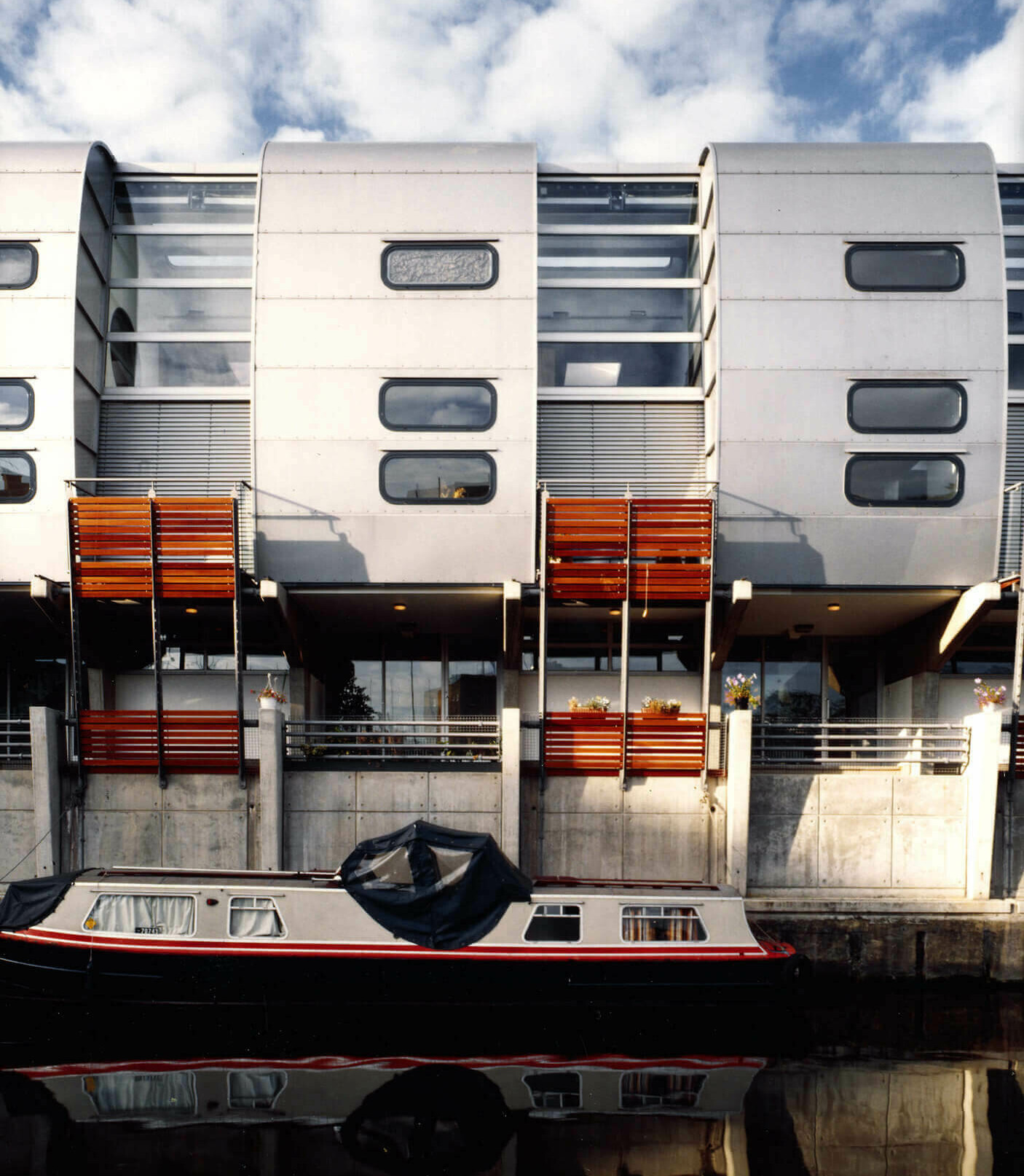 Grand Union Canal Walk Housing / GRIMSHAW