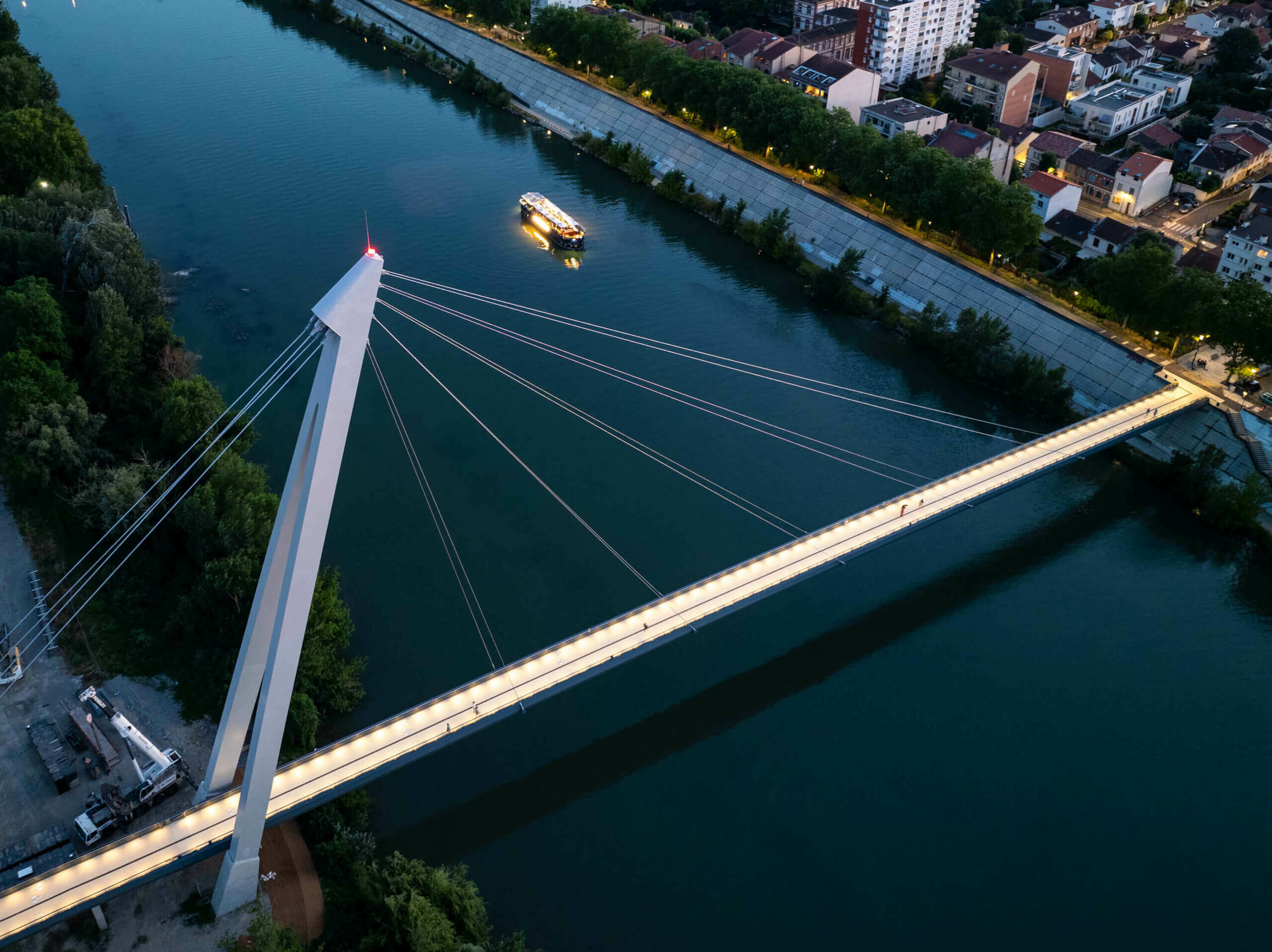 Robert Poujade Pedestrian Bridge / GRIMSHAW